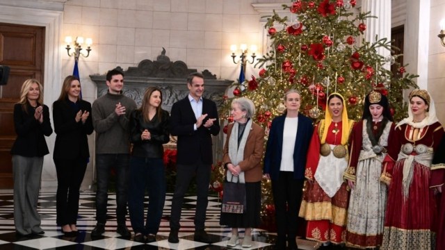 Ο Κυριάκος Μητσοτάκης άκουσε οικογενειακώς τα κάλαντα στο Μέγαρο Μαξίμου – Δείτε φωτογραφίες