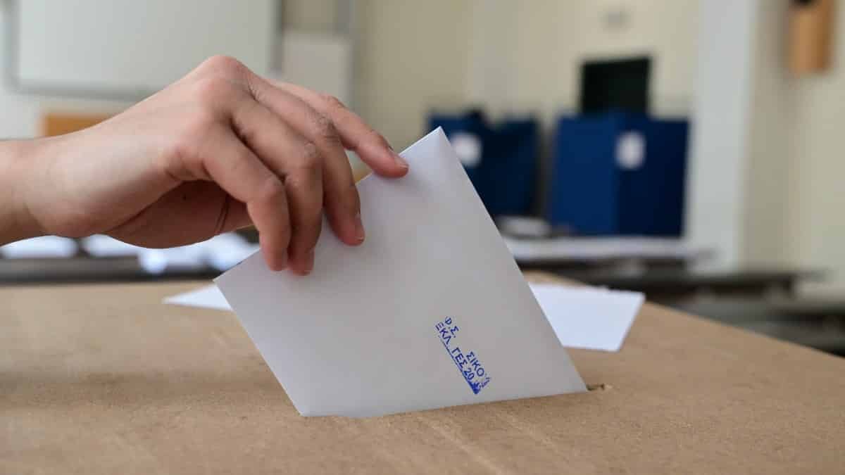 Δημοσκόπηση Metron Analysis: Πόσοι θα κάνουν Χριστούγεννα στο σπίτι – Σταθερή αξία ο Δένδιας