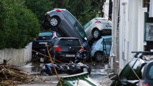 Βιβλική καταστροφή στη Ρόδο: Στοιβαγμένα αμάξια, λασπόνερα και πλημμυρισμένα σπίτια από την κακοκαιρία Bora