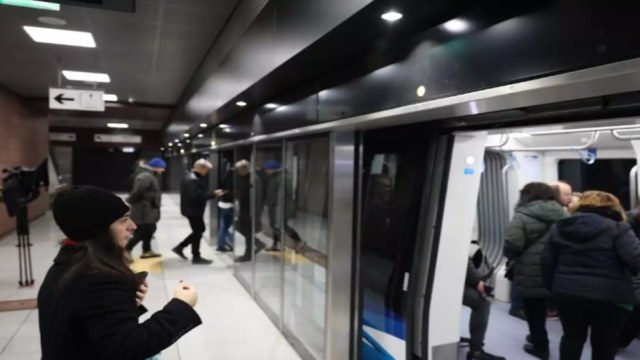 Μετρό Θεσσαλονίκης – Ενθουσιασμός για τους επιβάτες: «Απίστευτο κι όμως αληθινό, το αποτέλεσμα μας αποζημιώνει»