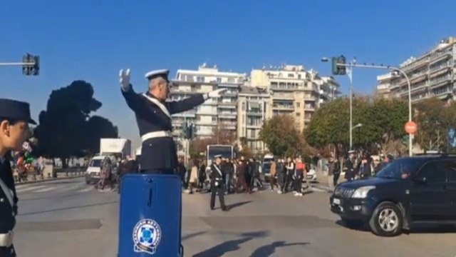 Θεσσαλονίκη: Λίγο πριν το 2025 ο τροχονόμος με το βαρέλι επέστρεψε στον Λευκό Πύργο – Δείτε βίντεο