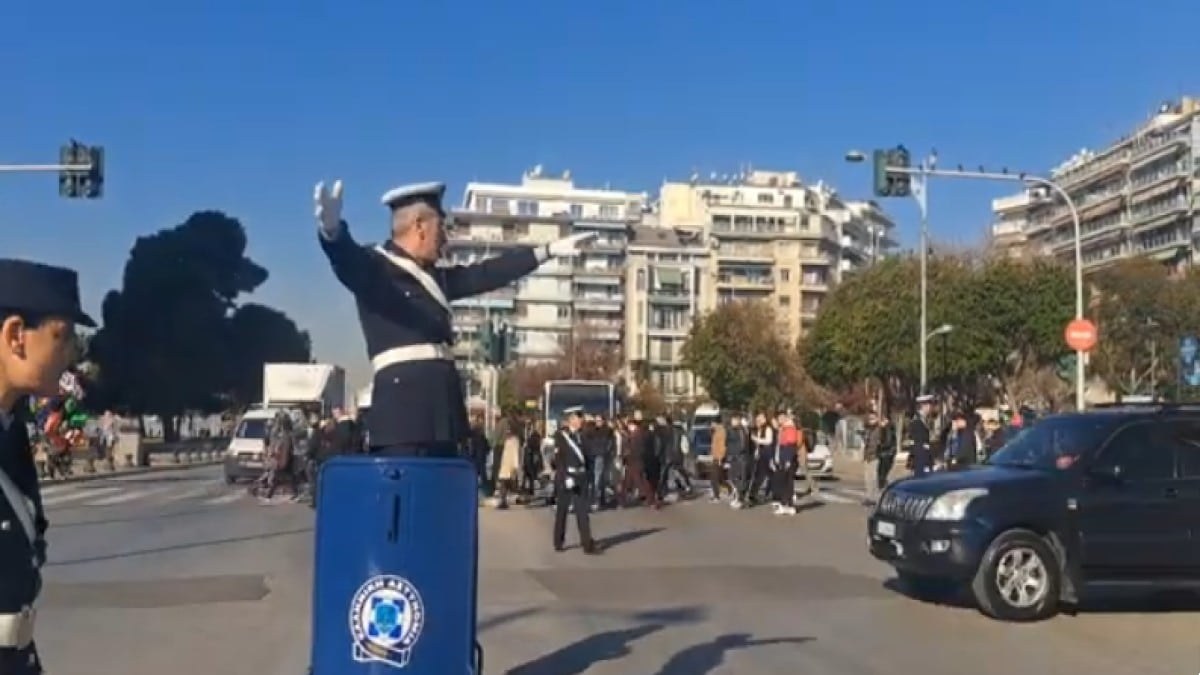 Θεσσαλονίκη: Λίγο πριν το 2025 ο τροχονόμος με το βαρέλι επέστρεψε στον Λευκό Πύργο – Δείτε βίντεο