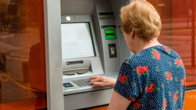 Συντάξεις: Ποιοι πάνε ταμείο σήμερα (30/01); 13ος και 14ος μισθός σε Δημόσιο και συνταξιούχους: Τα επόμενα βήματα