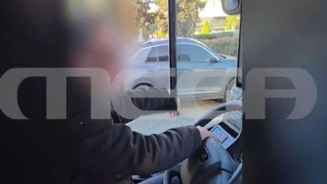 Το θράσος δεν έχει όρια: Οδηγός αστικού λεωφορείου καπνίζει και μιλάει στο κινητό (Βίντεο)