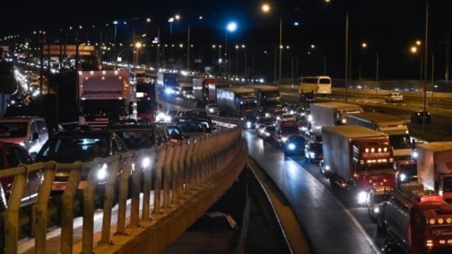 Στο «κόκκινο» οι δρόμοι της Αττικής: Μεγάλο μποτιλιάρισμα στην Εθνική Αθηνών – Λαμίας από Καλυφτάκη μέχρι Νέα Φιλαδέλφεια
