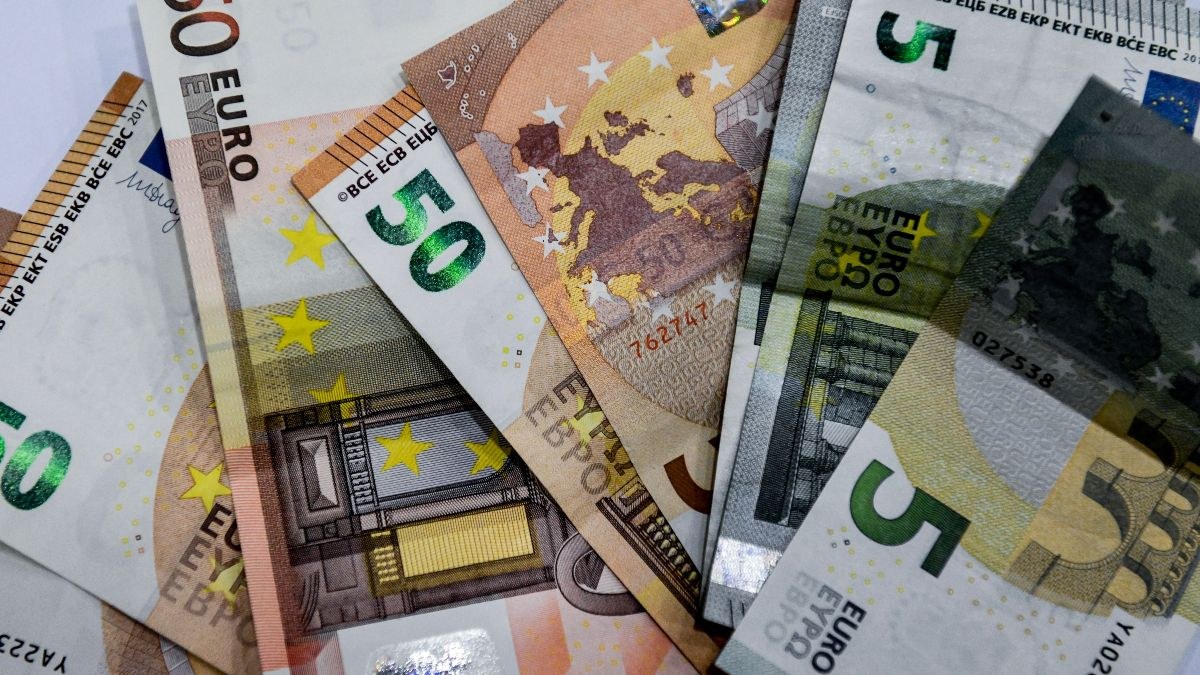 Από την αύξηση μισθών και συντάξεων μέχρι τα επιδόματα και τη μειωμένη φορολογία: Ο πλήρης «χάρτης» του 2025