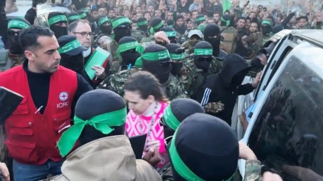 Ισραήλ: Η συγκινητική στιγμή που οι τρεις γυναίκες όμηροι της Χαμάς παραλαμβάνονται από τον στρατό