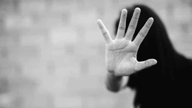 Πα-τέρας επιτέθηκε στην οικογένειά του: Υπό την επήρεια μέθης έσπαγε τα τζάμια του σπιτιού και τραμπούκιζε την 10χρονη κόρη του