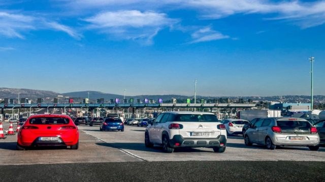 Καθυστερήσεις στην Αττική Οδό:  Έπεσαν χώματα στο ύψος της Μεταμόρφωσης
