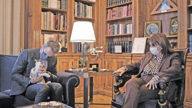 Η γάτα του Προεδρικού Μεγάρου: Τι θα απογίνει η Καλυψώ μετά την αποχώρηση της Σακελλαροπούλου