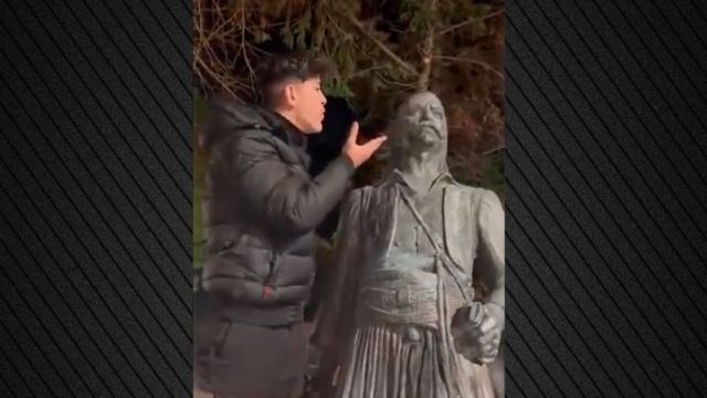 Θεσσαλονίκη – Κατακραυγή: Νεαρός φτύνει και βρίζει άγαλμα ήρωα του 1821 – Δημόσια συγγνώμη από τον ίδιο