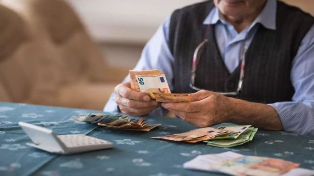 Αναδρομικά: Μοιράζονται 8.556 ευρώ σε συνταξιούχους – Οι δικαιούχοι