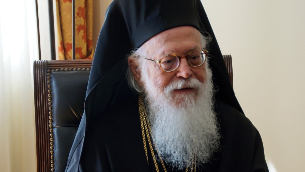Δύσκολη η κατάσταση για τον Αρχιεπίσκοπο Αλβανίας: Επιδεινώθηκε η υγεία του και διακομίστηκε σε ΜΕΘ διασηλωνωμένος