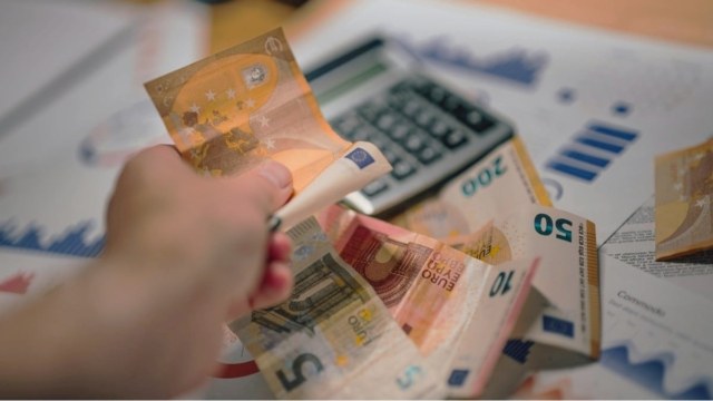 Ασφαλιστικές εισφορές: Οι ανατροπές του 2025 σε ελεύθερους επαγγελματίες – Τα ποσά ανά κατηγορία