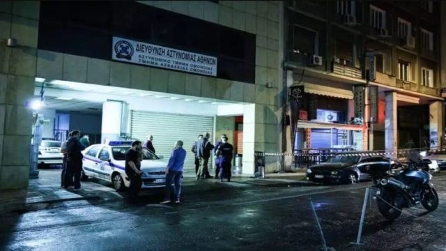 Ομόνοια: Μεθυσμένος οδηγός άνευ διπλώματος παρέσυρε και εγκατέλειψε εις διπλούν το ίδιο βράδυ – Πεζός και μοτοσικλετιστής τα θύματά του