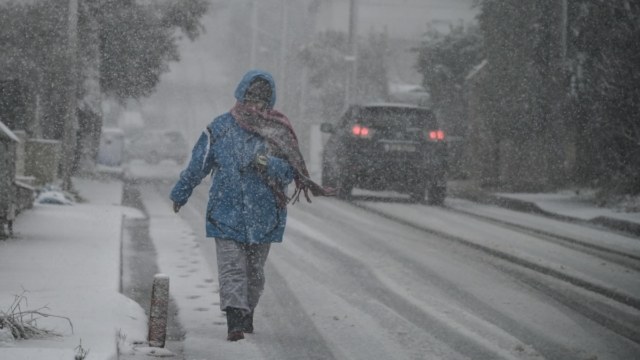 Με άγριες διαθέσεις ξεκινά η χρονιά: Ψυχρός αυλώνας φέρνει χιόνια στα πεδινά – Έρχεται «λευκό» τετραήμερο