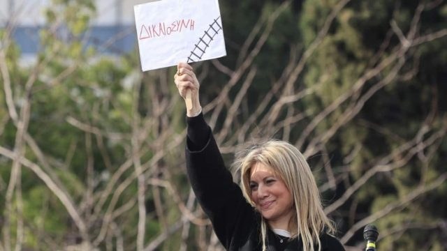 Ανατριχιάζει η μάνα των Τεμπών από το Σύνταγμα: «Η κοινωνία παρακολούθησε την πιο μαφιόζικη επιχείρηση εξαφάνισης στοιχείων»