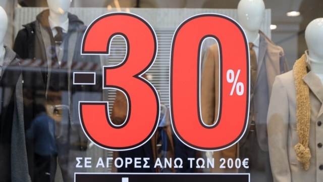 Οι εκπτώσεις ξεκινούν: Οι Κυριακές όπου θα είναι ανοικτά τα καταστήματα