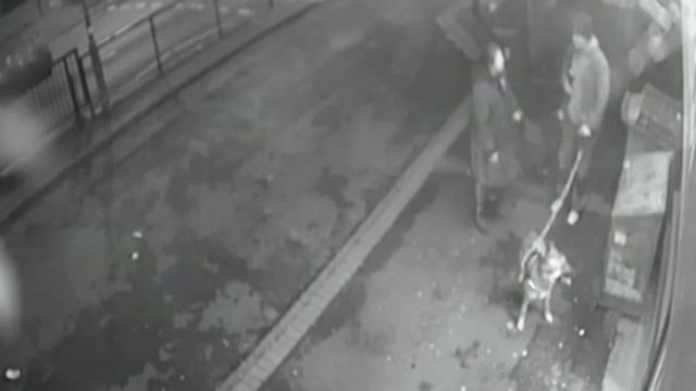Ανατριχίλα στο Λονδίνο: Καρέ-Καρέ η στιγμή που ζευγάρι μεταφέρει σε βαλίτσα τα μέλη γυναίκας που αποκεφάλισε και διαμέλισε (video)