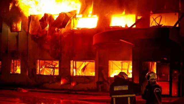 Πύρινη κόλαση σε εργοστάσιο της «Καραμολέγκος» στο Κορωπί –  Διακοπή κυκλοφορίας, ισχυρές δυνάμεις της Πυροσβεστικής