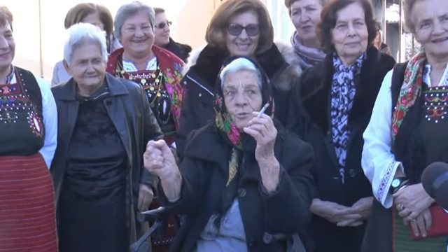 Απίθανη 90χρονη γιαγιά στις Σέρρες… καμαρώνει το σύζυγό της για τα προσόντα του: «Ζει ο άνδρας μου, παίδαρος»! (video)
