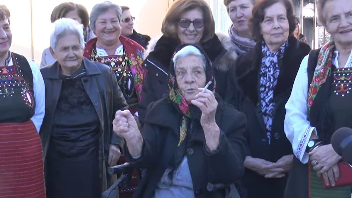 Απίθανη 90χρονη γιαγιά στις Σέρρες… καμαρώνει το σύζυγό της για τα προσόντα του: «Ζει ο άνδρας μου, παίδαρος»! (video)