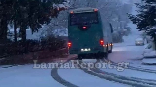Κακοκαιρία: Λεωφορείο με μαθητές κόλλησε στα χιόνια στην Υπάτη!