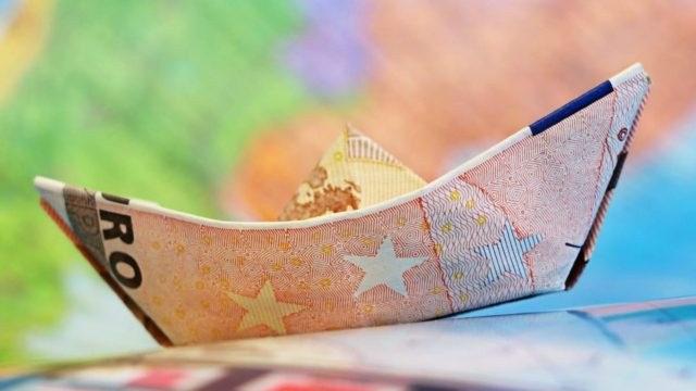 «Καράβια χάνονται, βαρκούλες αρμενίζουν» και ο κατώτατος μισθός δεν αλλάζει ρότα