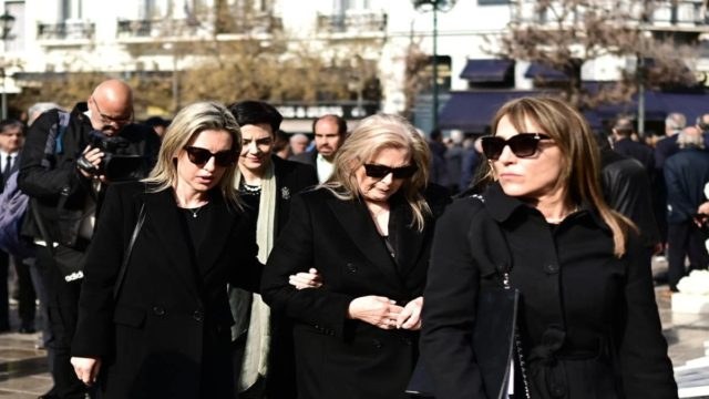 Μίμης Δομάζος: Σε κλίμα συγκίνησης η Ηώ Θεοδώρου με την Πόπη Δομάζου στην κηδεία του «στρατηγού»