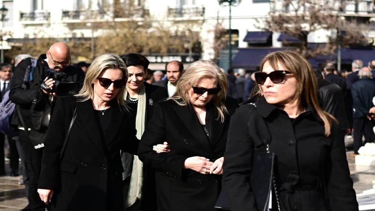 Μίμης Δομάζος: Σε κλίμα συγκίνησης η Ηώ Θεοδώρου με την Πόπη Δομάζου στην κηδεία του «στρατηγού»
