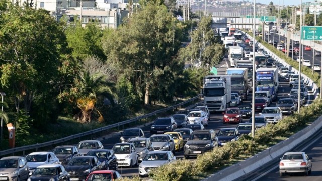 Σημειωτόν η Κηφισίας: Μποτιλιάρισμα εξαιτίας σύγκρουσης φορτηγού με ΙΧ