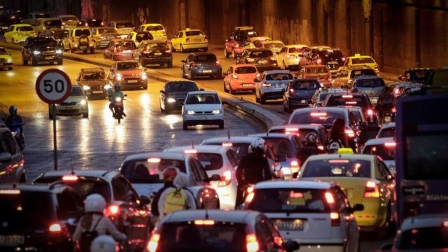 Απέραντο πάρκινγκ η Κηφισίας εξαιτίας τροχαίου – Ουρές στο ρεύμα προς Αθήνα