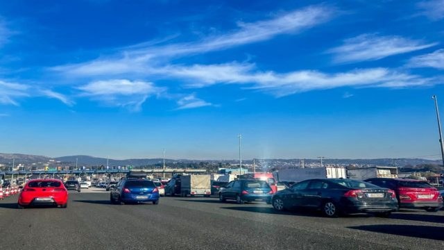 Τροχαίο στον Κηφισό: Σύγκρουση ΙΧ με φορτηγό στις τρεις γέφυρες