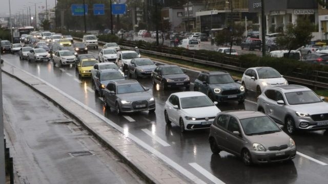 Live κίνηση 15/1: «Κοκκίνισε» η Αττική από… τα χαράματα – Σε ακινησία πολλές περιοχές του Λεκανοπεδίου