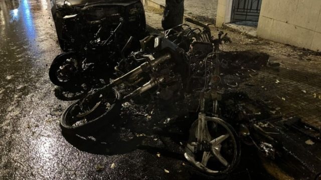 Συναγερμός στο Κολωνάκι: Κάηκαν τρεις μηχανές και δύο αυτοκίνητα