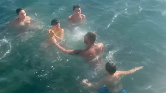 Κατακραυγή για τον Γιώργο Μανίκα που έκανε μακροβούτι για να δώσει στον γιο του τον Τίμιο Σταυρό