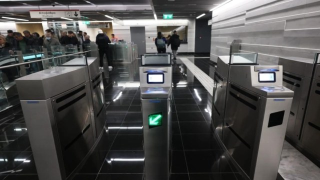 «Κλασικά, εικονογραφημένα» για το Μετρό Θεσσαλονίκης: Χάος με τα εισιτήρια – Βγήκαν εκτός λειτουργίας τα μηχανήματα