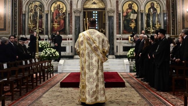 Πλήθος πιστών στη Μητρόπολη Αθηνών: Σε λαϊκό προσκύνημα η σορός του Αρχιεπισκόπου Αναστάσιου
