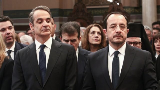 Στη Μητρόπολη ο Κυριάκος Μητσοτάκης για το τρισάγιο του Αρχιεπισκόπου Αλβανίας – Ποιοι άλλοι βρέθηκαν