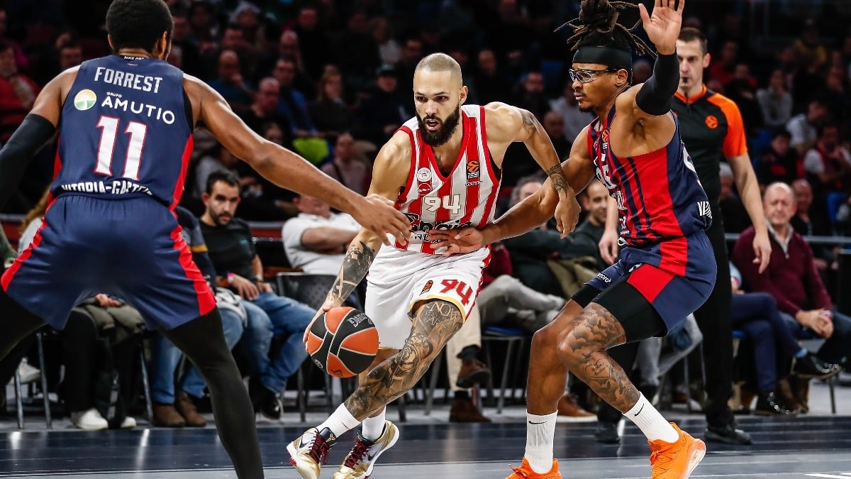 Μπασκόνια – Ολυμπιακός 101-102: Θρυλικό διπλό στην παράταση και έκτη σερί νίκη για τους Πειραιώτες