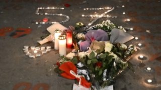 Άλλη μια νύχτα συγκίνησης για τα Τέμπη: Η καθιστική διαμαρτυρία με κεριά που σχημάτισαν τον αριθμό «57»