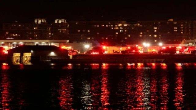 Μοιραίο δυστύχημα στην Ουάσιγκτον: Διασώστες στέκονται προσοχή για να παραλάβουν τις σορούς