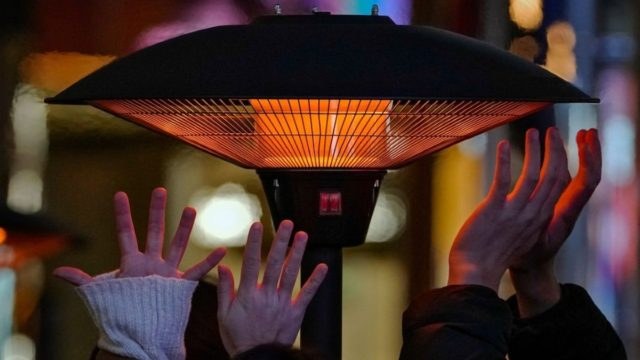 Φωτιά σε θερμάστρα υγραερίου σε καφέ στο κέντρο της Θεσσαλονίκης – Σοβαρές ζημιές, τρεις τραυματίες