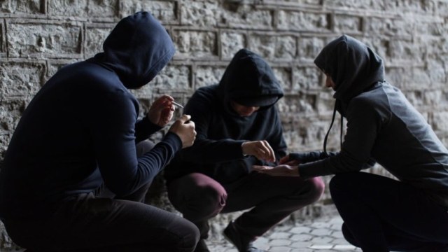 Χειροπέδες σε 16χρονους στο Κερατσίνι για ληστεία σε βάρος ανηλίκων: Τους άρπαξαν 188 ευρώ  από τα κάλαντα