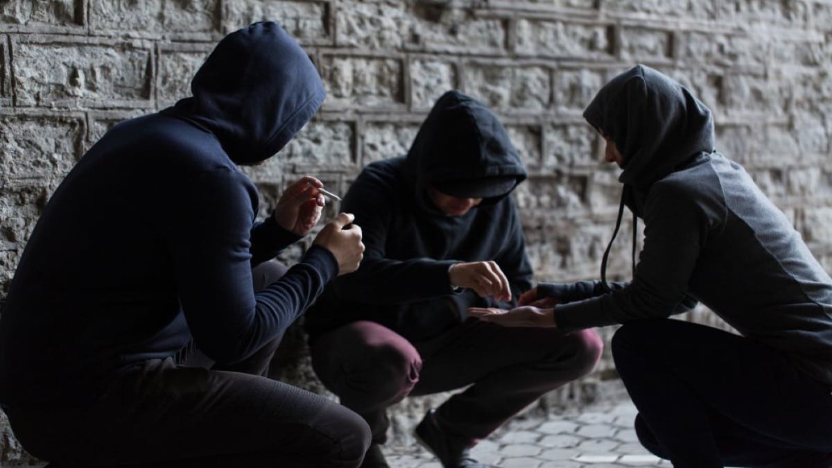 Χειροπέδες σε 16χρονους στο Κερατσίνι για ληστεία σε βάρος ανηλίκων: Τους άρπαξαν 188 ευρώ από τα κάλαντα
