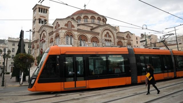 Σύγκρουση αυτοκινήτου με τραμ στον Πειραιά: Το πήραν με τα πόδια οι επιβάτες