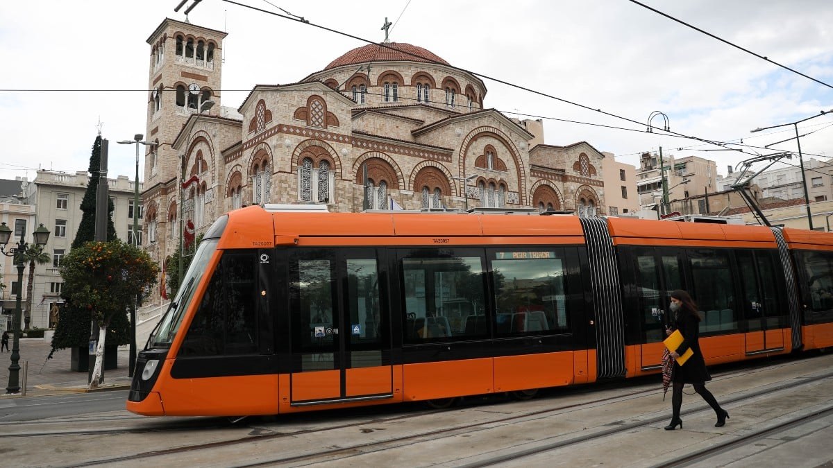 Σύγκρουση αυτοκινήτου με τραμ στον Πειραιά: Το πήραν με τα πόδια οι επιβάτες