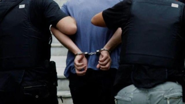 Μαρούσι: Ανήλικος κυκλοφορούσε με αεροβόλο όπλο και μαχαίρι «πεταλούδα» – Δείτε τι κατέσχεσαν οι Αρχές