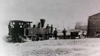 27 Φεβρουαρίου 1869: Εγκαινιάζεται η λειτουργία του ατμοκίνητου σιδηρόδρομου που ενώνει την Αθήνα με τον Πειραιά