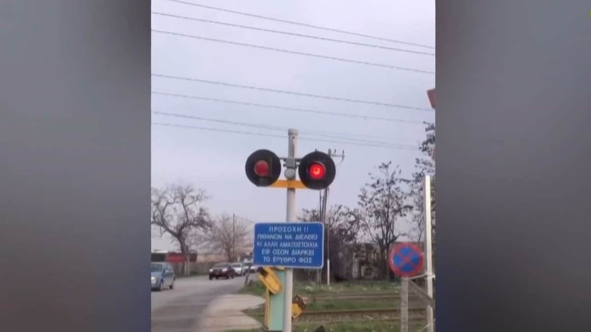 Εξοργιστικό βίντεο: Κόλλησε ξανά το φανάρι τρένων στα Διαβατά και οι οδηγοί περνούν… με συνεννόηση!